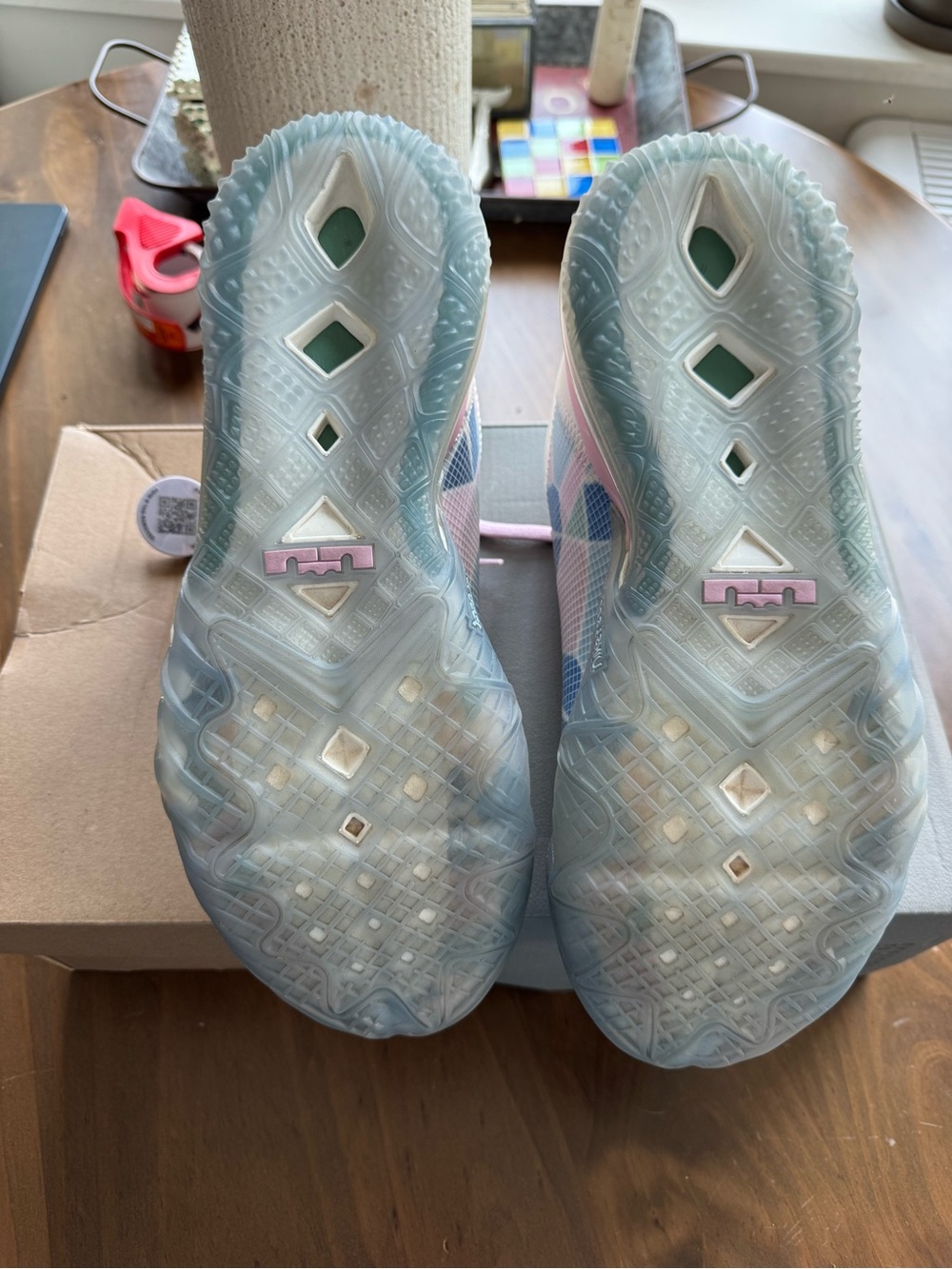 Nike x Atmos LeBron 18 “Cherry Blossom” CV7562-101 - Picture 9 of 9